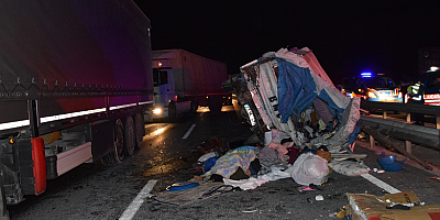 Tır ile kamyonetin çarpıştığı kazada anne ile kızı öldü, 5 kişi yaralandı