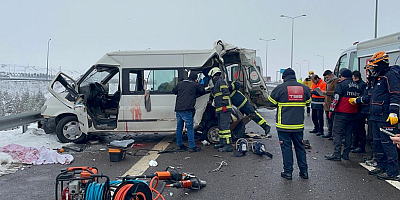 Tır ile minibüsün çarpıştığı kazada 2'si çocuk 3 kişi öldü