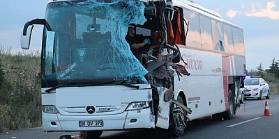 Tır ile yolcu otobüsü çarpıştı, 2 kişi öldü