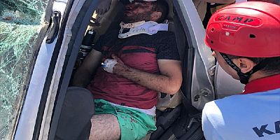 Tıra arkadan çarpan otomobildeki 3 kişi yaralandı