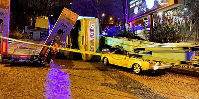  Tırda yüklü iş makinesi 3 otomobilin üzerine devrildi