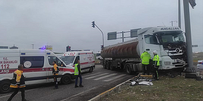 Tırla çarpışan ambulanstaki hasta çocuk hayatını kaybetti, 5 kişi yaralandı