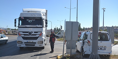 Tırla çarpışan hafif ticari araçtaki 2 kişi yaralandı