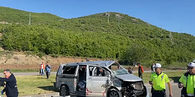 Tokat'ta minibüs ile otomobilin çarpışması sonucu 2 kişi öldü, 12 kişi yaralandı