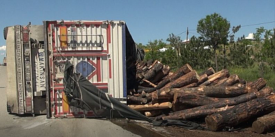 Tomruk yüklü tırın devrildiği kazada sürücü yaralandı