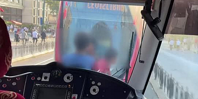 Tramvay vagonları arasında tehlikeli yolculuk