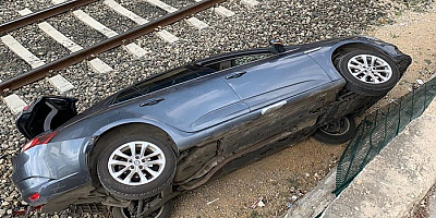 Tren rayına düşen otomobilin sürücüsü yaralandı