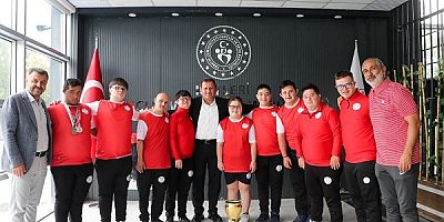 Türkiye Şampiyonu Özel Sporculardan  İl Müdürü Ali İhsan Kabakcı'ya ziyaret