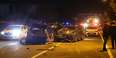 Üç otomobilin karıştığı kazada 2 kişi öldü, 2 kişi yaralandı