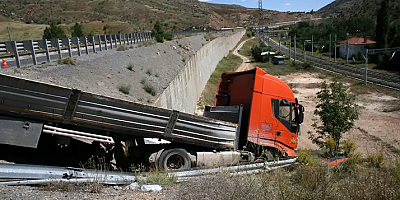 Uçurumun kenarında asılı kalan tırın sürücüsü yaralandı