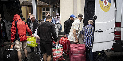 Ukrayna'da cephe hattındaki köylerde halk, saldırılar altında tahliye ediliyor