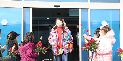 Ukraynalı turistler Kayseri'de çiçekle karşılandı