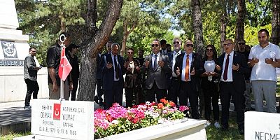 Ümit Özdağ Kartal Şehitliği'ni ziyaret etti