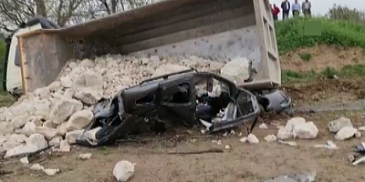 Üzerine taş yüklü kamyon devrilen aracın sürücüsü öldü