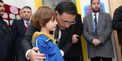 Vali Çiçek, Öğrencilerin Karne Heyecanına Ortak Oldu