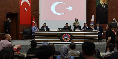 Vali Çiçek, vatandaşlarla bir araya gelmeye devam ediyor
