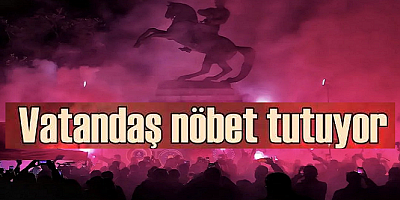 Vatandaşlar Atatürk Anıtı'nda nöbet tutuyor