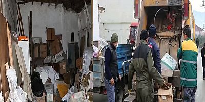 Yalnız yaşayan yaşlı adamın evinden 4 ton çöp çıkarıldı