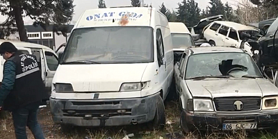 Yanan hurda otomobilin bagajında erkek cesedi bulundu
