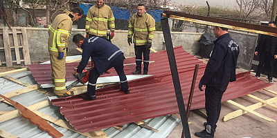 Yozgat 'ta şiddetli rüzgar çatıları uçurdu