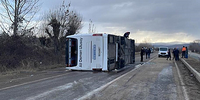 Yolcu otobüsü devrildi, 30 kişi yaralandı