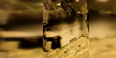 Yolcu otobüsü karlı yolda kaza yaptı: 12 yaralı