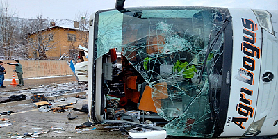 Yolcu otobüsü kaza yapan tıra çarpıp devrildi, 1 kişi öldü, 27 kişi yaralandı