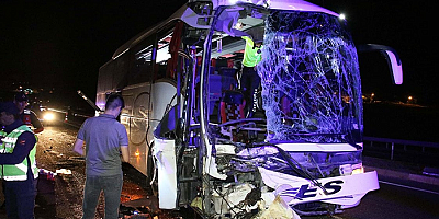 Yolcu otobüsü tıra arkadan çarptı, 1 kişi öldü, 43 kişi yaralandı