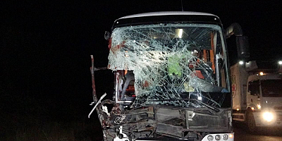 Yolcu otobüsü tıra arkadan çarptı 15 kişi yaralandı