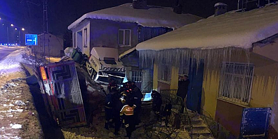 Yoldan çıkan tır evin bahçesine devrildi