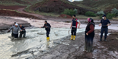 Yozgat'ta sağanak ve sel nedeniyle arazide mahsur kalan 9 kişi kurtarıldı