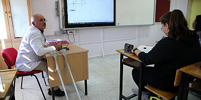 Yürüyerek gidemediği okul yolunda zorlukları aşıp öğretmen oldu