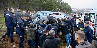 Zincirleme trafik kazasında 12'si asker 14 kişi yaralandı