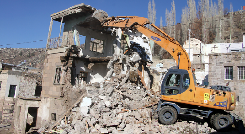Talas kırsalında metruk binalar yıkılıyor