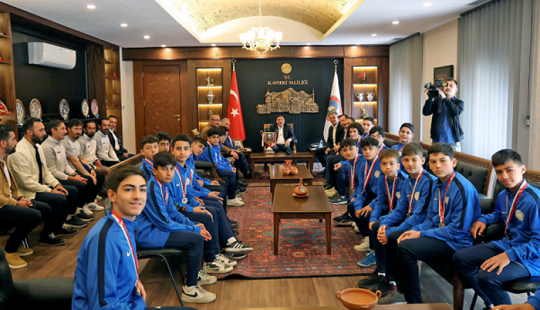 Vali Çiçek’ten Türkiye Şampiyonu takıma 100 bin lira ödül