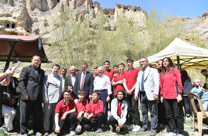 Vali Çiçek ve Başkan Büyükkılıç, Turizm Haftası'nı Erdemli Vadisi'nde Gençlerle Kutladı