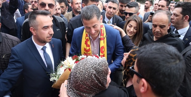 Cumhurbaşkanı adayı Sinan Oğan, Kayseri'de ''Bozkurt Sinan ''sloganlarıyla karşılandı