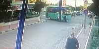 Yaya geçidinde halk otobüsünün altında kalan kadın ağır yaralandı