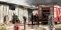 Kahramanmaraş'ta mobilya fabrikasında çıkan yangına müdahale ediliyor